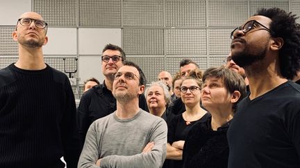 Une partie de l'effectif constitué par l'ONJ pour "Ex Machina", avec entre autres les compositeurs du programme Steve Lehman (à gauche) et Frédéric Maurin (en gris), à l'Ircam (février 2022) (EMMANUELLE ROGEAU / ONJ)