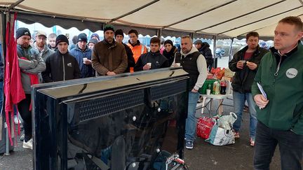 Des agriculteurs en colère suivent le discours de politique générale de Gabriel Attal sur une télévision, le 30 janvier 2024, sur l'A6 à hauteur de Villabé (Essonne). (FABIEN MAGNENOU / FRANCEINFO)