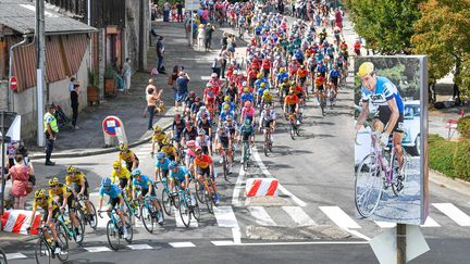 Le maillot jaune Primoz Roglic, vainqueur du Tour de France 2019, passe sous le regard de Raymond Poulidor et lui rend hommage, à&nbsp;Saint-Léonard-de-Noblat, en Haute-Vienne, le 9 octobre 2020. (THOMAS JOUHANNAUD / MAXPPP)