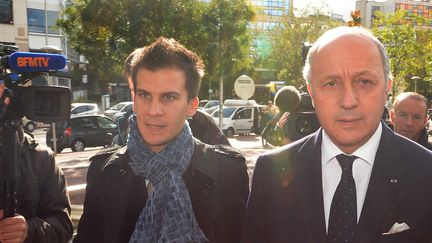 Gaspard Gantzer (G.) et le ministre des Affaires &eacute;trang&egrave;res, Laurent Fabius, le 3 novembre 2013, &agrave; Paris. (PIERRE ANDRIEU / AFP)