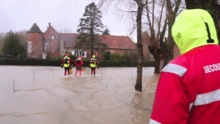 Inondations dans le Pas-de-Calais : les pompiers et les habitants font face aux nouvelles crues (France 2)