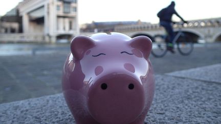 &nbsp;Un cochon tirelire devant le ministère de l'Economie et des Finances à Paris, quartier Bercy. Photo d'illustration. (BRUNO LEVESQUE / MAXPPP)