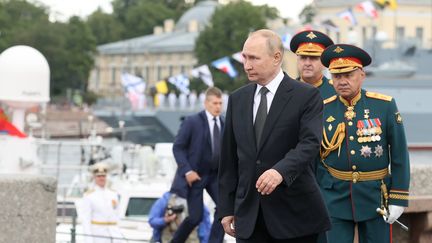 Le président russe, Vladimir Poutine, passe en revue des troupes lors de la Journée de la Flotte russe, le 31 juillet 2022, à Saint-Pétersbourg (Russie). (ALEXANDER DEMIANCHUK / TASS / SIPA)