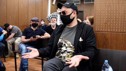 Le metteur en scène et réalisateur russe Kirill Serebrennikov lors de sa comparution au Palais de justice de Moscou le 26 juin 2020. (ALEXANDER NEMENOV / AFP)