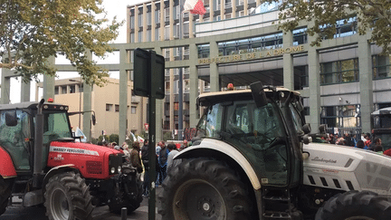 Des agriculteurs manifestent devant la préfecture de la Drôme, le 24 septembre 2018. (RADIO FRANCE - SONIA GHOBRI)