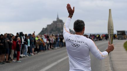 2 000 torches ont été fabriquées pour le relais de la flamme olympiques des JO de Paris 2024. (MARTIN ROCHE / MAXPPP)