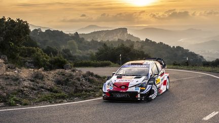 Sébastien Ogier&nbsp;au volant de sa Toyota Yaris sur les routes d'Espagne lors du rallye, le 15 octobre 2021. (NIKOS KATIKIS / AFP)