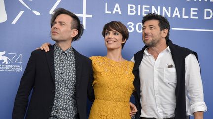 Le réalisateur italien Sebastiano Riso, l'actrice italienne Micaela Ramazzoti l'acteur français Patrick Bruel posent pour la présentation du film "Una famiglia" (Une famille). Pour ce film, Patrick Bruel jouera en italien. 
 (TIZIANA FABI / AFP)