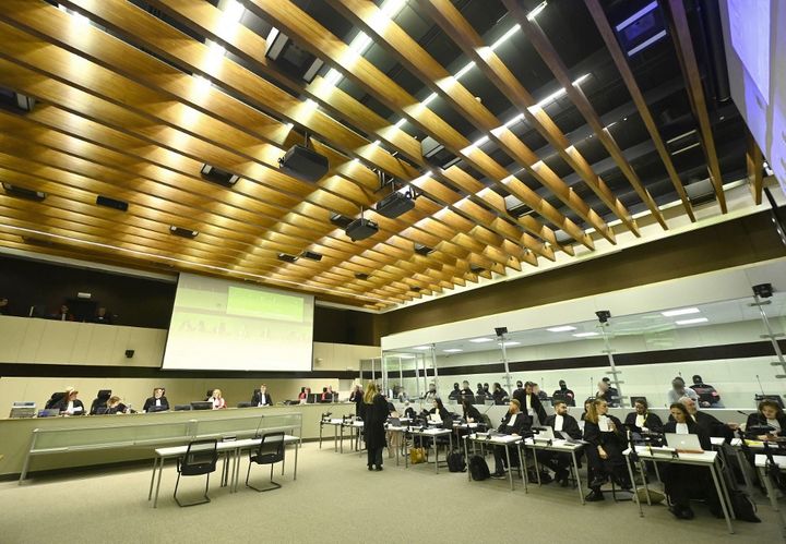 Une vue générale de la salle d'audience du procès des attentats du 22 mars 2016, à Bruxelles, le 30 novembre 2022. (POOL DIDIER LEBRUN / BELGA MAG / AFP)