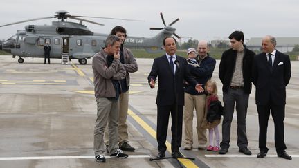 Fran&ccedil;ois Hollande accueille, sur le tarmac de l'a&eacute;roport de Villacoublay, les journalistes ex-otages en Syrie : Didier Fran&ccedil;ois, Edouard Elias, Nicolas H&eacute;nin et Pierre Torr&egrave;s.&nbsp; (THOMAS SAMSON / AFP)