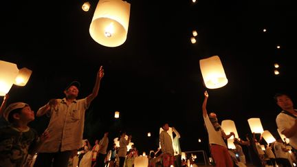 Survivants et r&eacute;sidents l&acirc;chent des lanternes de papier en hommage aux victimes de tsunami de 2004, &agrave; Ban Nam Khem (Tha&iuml;lande), le&nbsp;26 d&eacute;cembre 2014. (ATHIT PERAWONGMETHA / REUTERS )