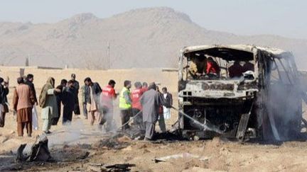 Après l'attentat contre un convoi de bus de pèlerins chiites près de Quetta, au Balouchistan, le 30 décembre 2012. (AFP - BANARAS KHAN)