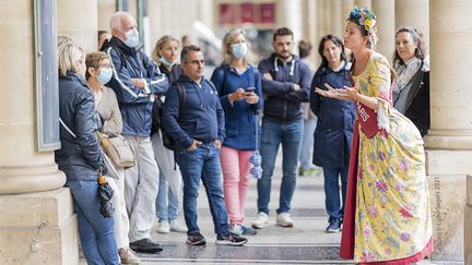 Gabrielle Arnault-Lazard a lancé depuis le mois de mai son entreprise de visites guidées insolites baptisée les "Potins de Paris". (LUDO SEGERS)