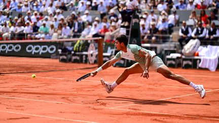 Carlos Alcaraz en demi-finale de Roland-Garros face à Novak Djokovic, le 9 juin 2023. (EMMANUEL DUNAND / AFP)