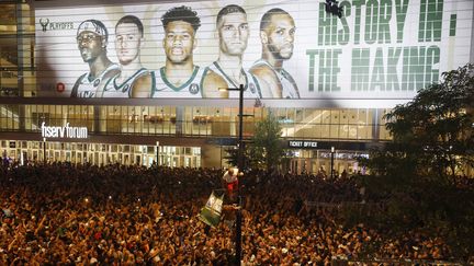 Dans les rues de Milwaukee, le nouveau sacre des Bucks a emporté la foule, le mardi 20 juillet 2021. (Jeffrey Phelps / AP Photo)