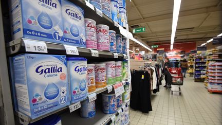 Des laits infantiles sont vendus dans un supermarché d'Orléans (Loiret), le 11 janvier 2018. (GUILLAUME SOUVANT / AFP)