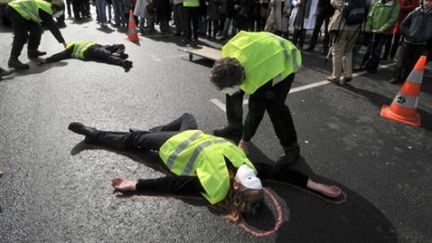 Des comédiens de la compagnie d'arts de rue "Jo Bithume" simulent une scène d'accident, le 31 mars 2010 à Angers. (AFP PHOTO/ FRANK PERRY)