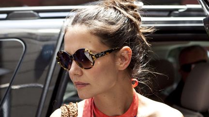 Katie Holmes vient de demander le divorce &agrave; Tom Cruise. Elle devrait empocher pr&egrave;s de 15 millions de dollars pour avoir tenu bon 5 ans aupr&egrave;s de l'acteur scientologue. Une bonne raison de sourire, non ? (ANDREX BURTON / REUTERS)