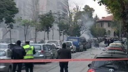 Images après l'explosion devant le Tribunal de première instance de la capitale grecque, le 30 décembre 2010. (France 2)