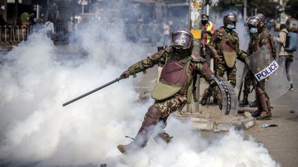 Un policier kényan lance une bombe lacrymogène lors d'une grève nationale pour protester contre les hausses d'impôts, dans le centre de Nairobi, le 25 juin 2024. (LUIS TATO / AFP)