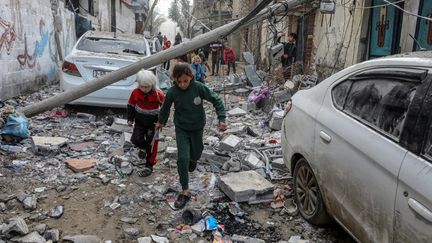 Des enfants au milieu des décombres à Rafah (sud de la bande de Gaza), le 9 février 2024. (ABED RAHIM KHATIB / ANADOLU / AFP)