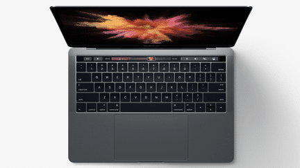 La nouvelle "Touch Bar", située au dessus du clavier, apporte des fonctions contextuelles supplémentaires sur les nouveaux MacBook Pro (APPLE)