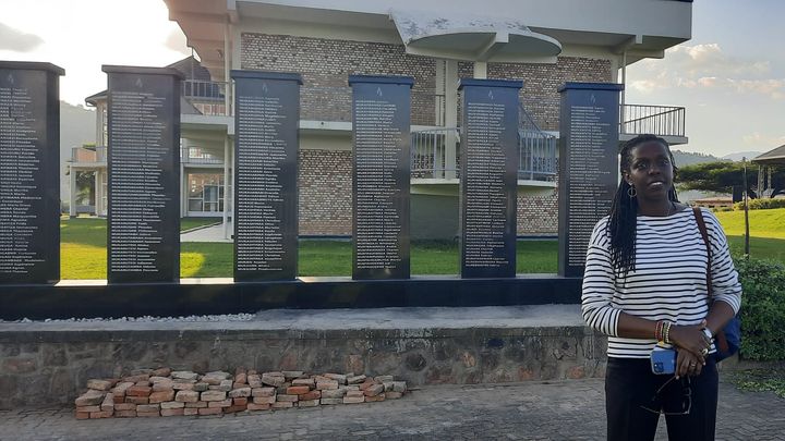 La rescapée du génocide Félicité Lyamukuru, près du mémorial de Murambi. (SANDRINE ETOA-ANDEGUE / RADIO FRANCE)