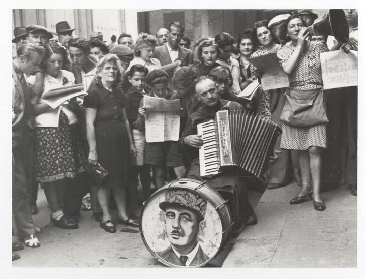 Julia Pirotte, Dans les rues de Marseille, groupe avec accordéons, au lendemain de la capitulation, 9 mai 1945
 (Julia Pirotte / Collection Musée de la photographie de Charleroi)