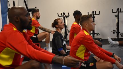 Anne Lejot&nbsp;organise des séances de yoga&nbsp;une fois par semaine à La Gaillette, le centre d'entraînement du RC Lens.&nbsp; (LOUISE GERBER / FRANCE INFO)