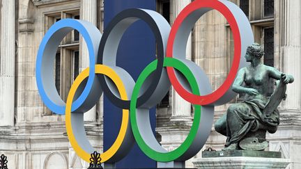 Les anneaux olympiques disposés devant la mairie de Paris pour les JO d'été 2024. (MUSTAFA YALCIN / ANADOLU AGENCY)