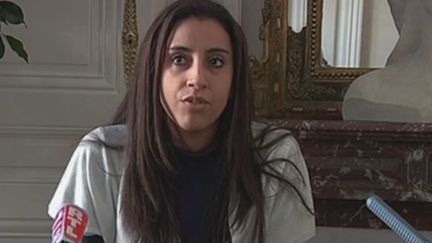 Capture d'&eacute;cran des images de la conf&eacute;rence de presse de Meriem, le 22 d&eacute;cembre 2013, qui demande de l'aide pour emp&ecirc;cher son ex-compagnon d'emmener leur fille en Syrie. (  FRANCETV INFO )