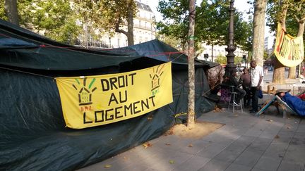 Paris : le collectif Réquisition installe 1 000 personnes sans logement au Parc André-Citroën