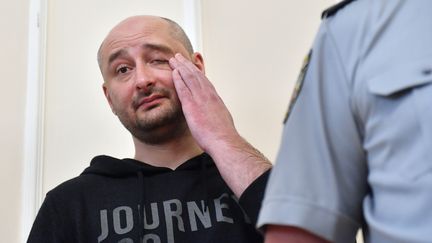 Arkady Babchenko, journaliste russe anti-Kremlin, lors d'une conférence de presse au service de sécurité ukrainien à Kiev, le 30 mai 2018. (SERGEI SUPINSKY / AFP)