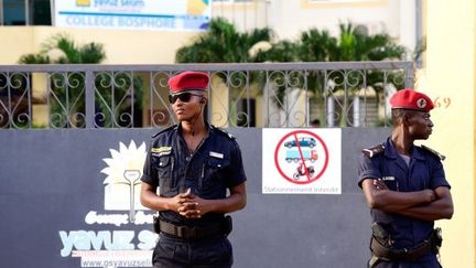 La police condamne l'accès au collège Yavuz Selim de Dakar, proche du mouvement Gülen, le 2 octobre 2017. (Seyllou/AFP)