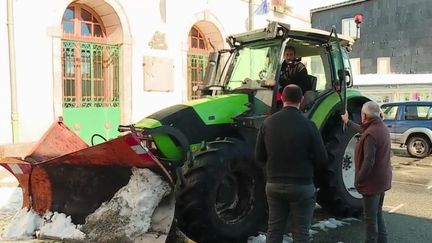 La ville d'Anglès, dans le Tar, a opté pour des tracteurs avec des pelles afin d'enlever la neige (CAPTURE ECRAN FRANCE 2)