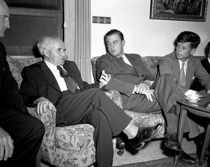 De gauche à droite, le Premier ministre israélien David Ben Gourion reçoit en Israël Franklin Roosevelt Jr, fils de l'ancien président américain, et John F. Kennedy, alors élu du Congrès, le 8 octobre 1951. (FRITZ COHEN / ISRAEL NATIONAL PHOTO COLLECTION)