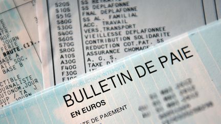 Les salaires pourraient augmenter en 2018 dans certains secteurs&nbsp;d'activité, selon une étude. Ci-contre, des bulletins de paie (Illustration). (PHILIPPE HUGUEN / AFP)