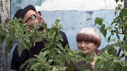 JR et Agnès Varda dans le documentaire "Visages, villages" (2017)
 (Le Pacte)