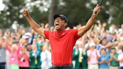 Tiger Woods explose de joie après avoir remporté le Masters d'Augusta, à Augusta (Géorgie, Etats-Unis), le 14 avril 2019. (ANDREW REDINGTON / GETTY IMAGES NORTH AMERICA / AFP)