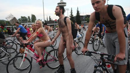 Randonn&eacute;e cycliste naturiste dans les rues de Thessalonique (Gr&egrave;ce), le 1er juin 2012. (SAKIS MITROLIDIS / AFP)