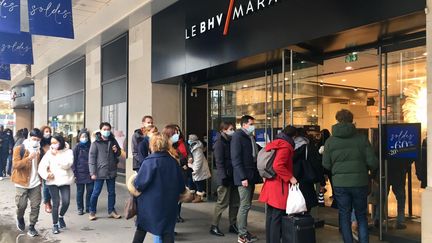 Les clients ont été nombreux à profiter du dernier jour d'ouverture des magasins de plus de 20 000 m² pour faire leurs achats. (MARGAUX CAROFF / RADIO FRANCE)