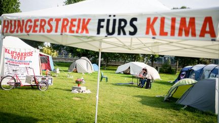 15 September 2021, Berlin: A camp of hunger strikers is set up in the government district. The activists have been on hunger strike for climate protection for 17 days and want to achieve a meeting with the three candidates for chancellor. (KAY NIETFELD / DPA)