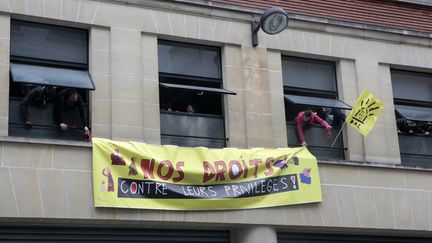 Près de 400 personnes occupent ce bâtiment,&nbsp;une ancienne annexe de la Chambre de commerce de Paris. (GEOFFROY VAN DER HASSELT / AFP)