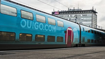 Plusieurs passagers d'un Ouigo lent ont dû passer la nuit du 21 au 22 août 2023 à bord du train à Nantes en raison d'un incendie qui a paralysé le trafic. (O LANRIVAIN / MAXPPP)