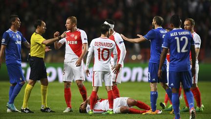 L'arbitre met un carton jaune au défenseur de la Juve, Giorgio Chiellini, le 3 mai 2017, lors de la demi-finale aller de la Ligue des champions, face à l'AS Monaco.&nbsp; (FRANCK FIFE / AFP)