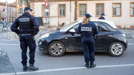 Des contrôles de police pour faire respecter le couvre-feu, le 19 février 2021, à Montauban (Tarn-et-Garonne). (PATRICIA HUCHOT-BOISSIER / HANS LUCAS)