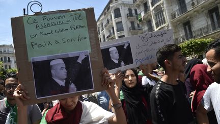 Les étudiants algériens&nbsp;brandissent une pancarte à la suite du décès du militant politique Kamel Eddine Fekhar, le 28 mai 2019, lors d'une manifestation hebdomadaire dans la capitale, Alger. (RYAD KRAMDI / AFP)