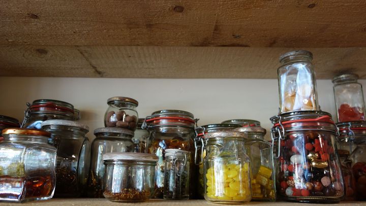 Chez Cécile&amp;Jeanne, une sélection de pierres et de perles de toutes les couleurs
 (Corinne Jeammet)