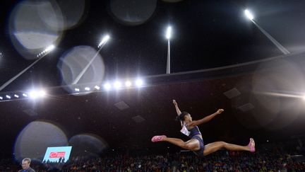 Eloyse Lesueur a effectu&eacute; un saut &agrave; 6m85 qui lui permet d'obtenir la m&eacute;daille d'or aux championnats d'Europe d'athl&eacute;tisme, mercredi 13 ao&ucirc;t, &agrave; Zurich (Suisse). (FABRICE COFFRINI / AFP)