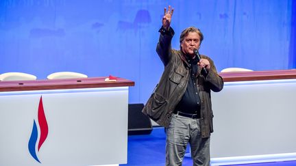 L'ex-conseiller de Donald Trump, Steve Bannon, délivre un discours lors du Congrès du FN, le 10 mars 2018, à Lille.&nbsp; (PHILIPPE HUGUEN / AFP)